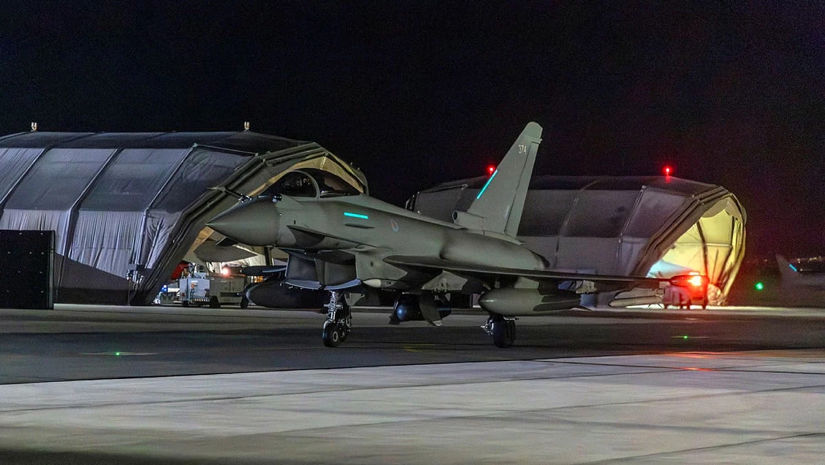 طائرة بريطانية خلال مهمة قتالية ضد الحوثيين الذين يأتمرون بأمر إيران في تعطيل الملاحة في البحر الأحمر