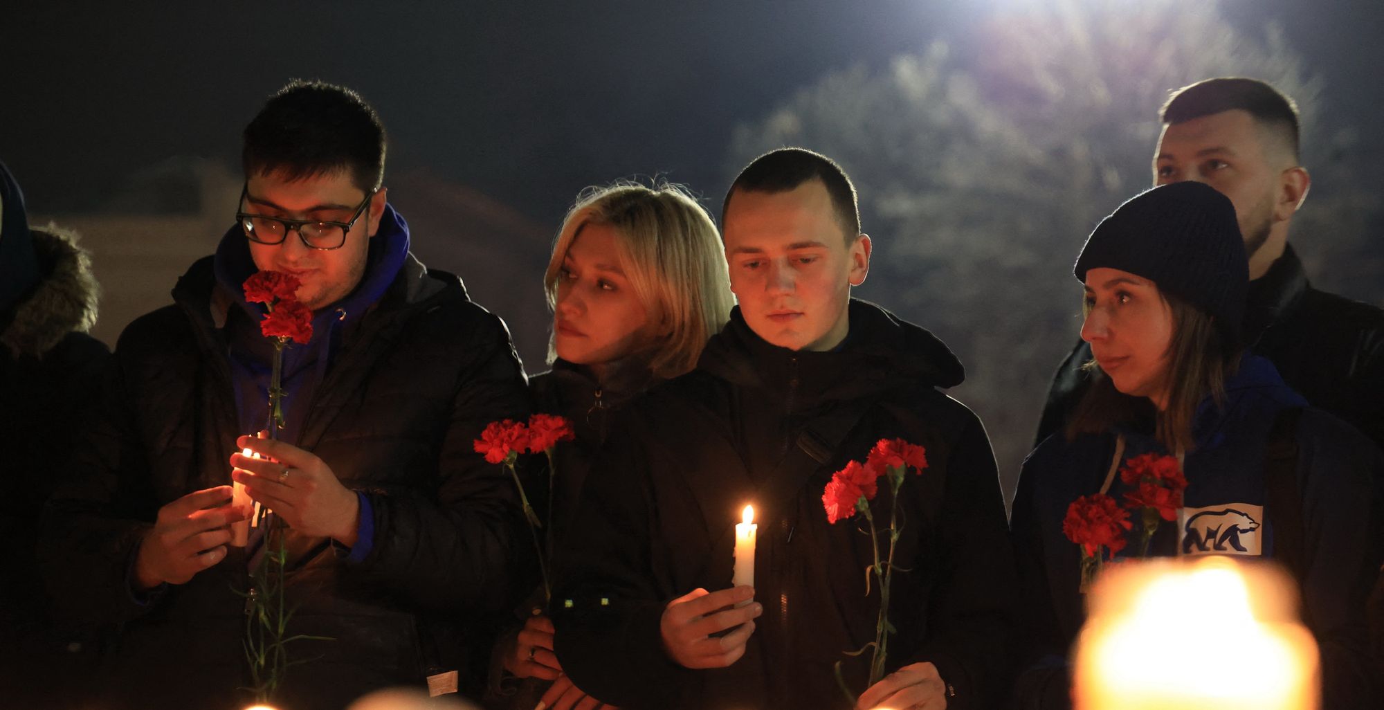 إضاءة الشموع في سيمفربول في شبه جزيرة القرم تكريماً لضحايا الحادث الإرهابي الذي وقع في موسكو الجمعة