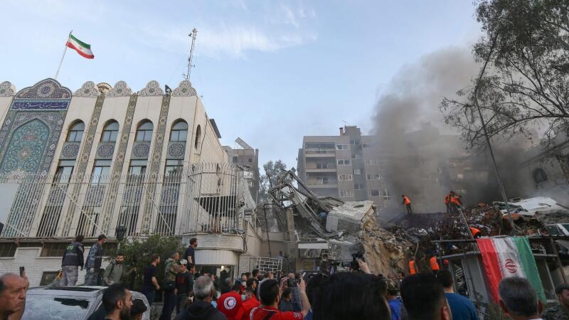 تعرضت الملحقية الإيرانية في دمشق لقصف أسقط سبع شخصيات قيادية إيرانية بينهم الجنرال محمد رضا زاهدي