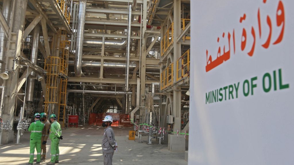 أعلنت وزارة النفط العراقية اشتراطها أن يدفع المواطن ثمن بعض أنواع البنزين 