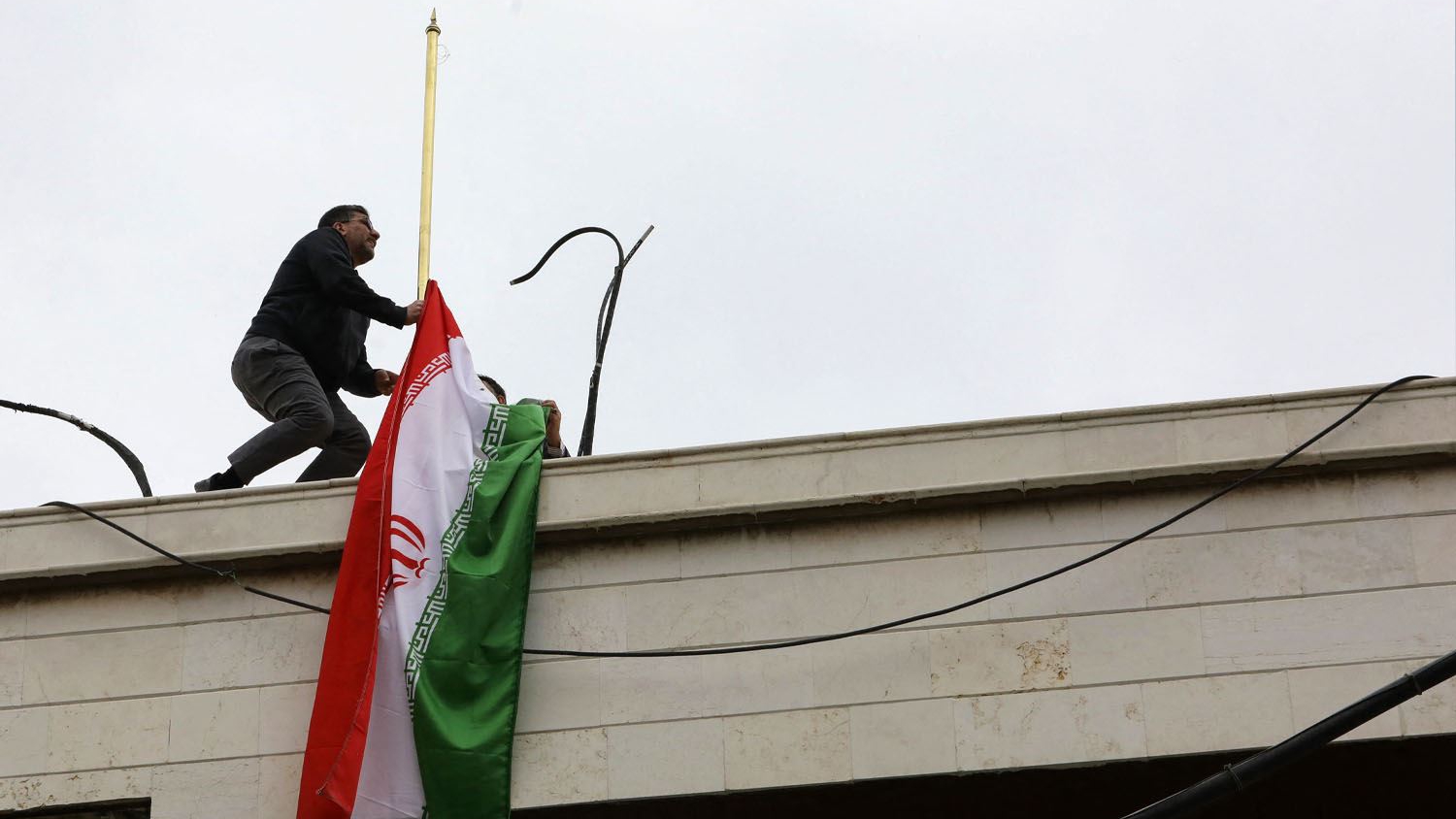 رفع العلم الإيراني فوق ملحق لمبنى الممثلية الإيرانية في دمشق حيث استهدفت إسرائيل ضباطاً من الحرس الثوري
