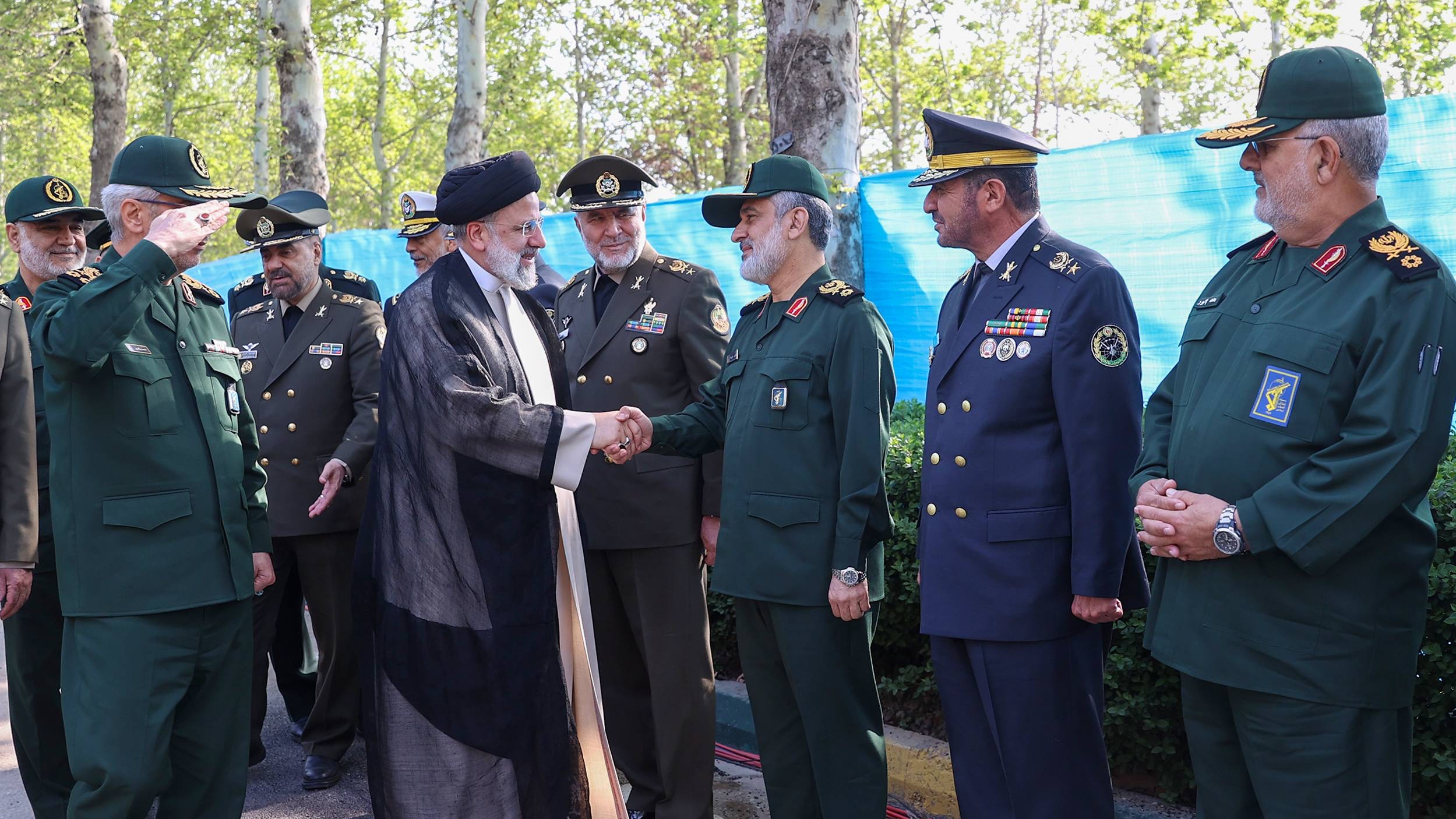 إبراهيم رئيسي يتحدث إلى قائد الوحدة الصاروخية في «الحرس الثوري» أمير علي حاجي زاده