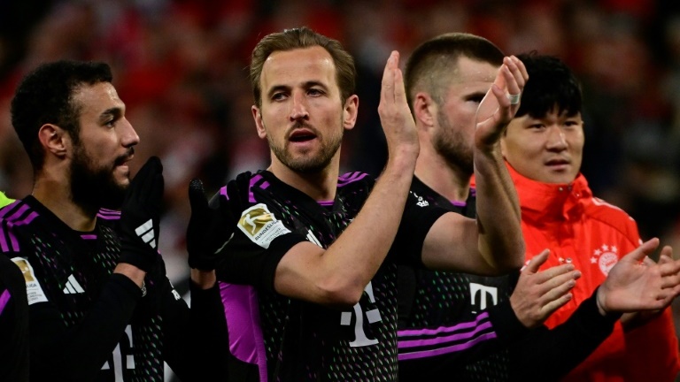 الإنكليزي هاري كاين (وسط) يحتفل مع زملائه والمشجعين بفوز فريقه بايرن ميونخ على مضيفه أونيون برلين 5-1 السبت، في المرحلة الثلاثين من الدوري الألماني 