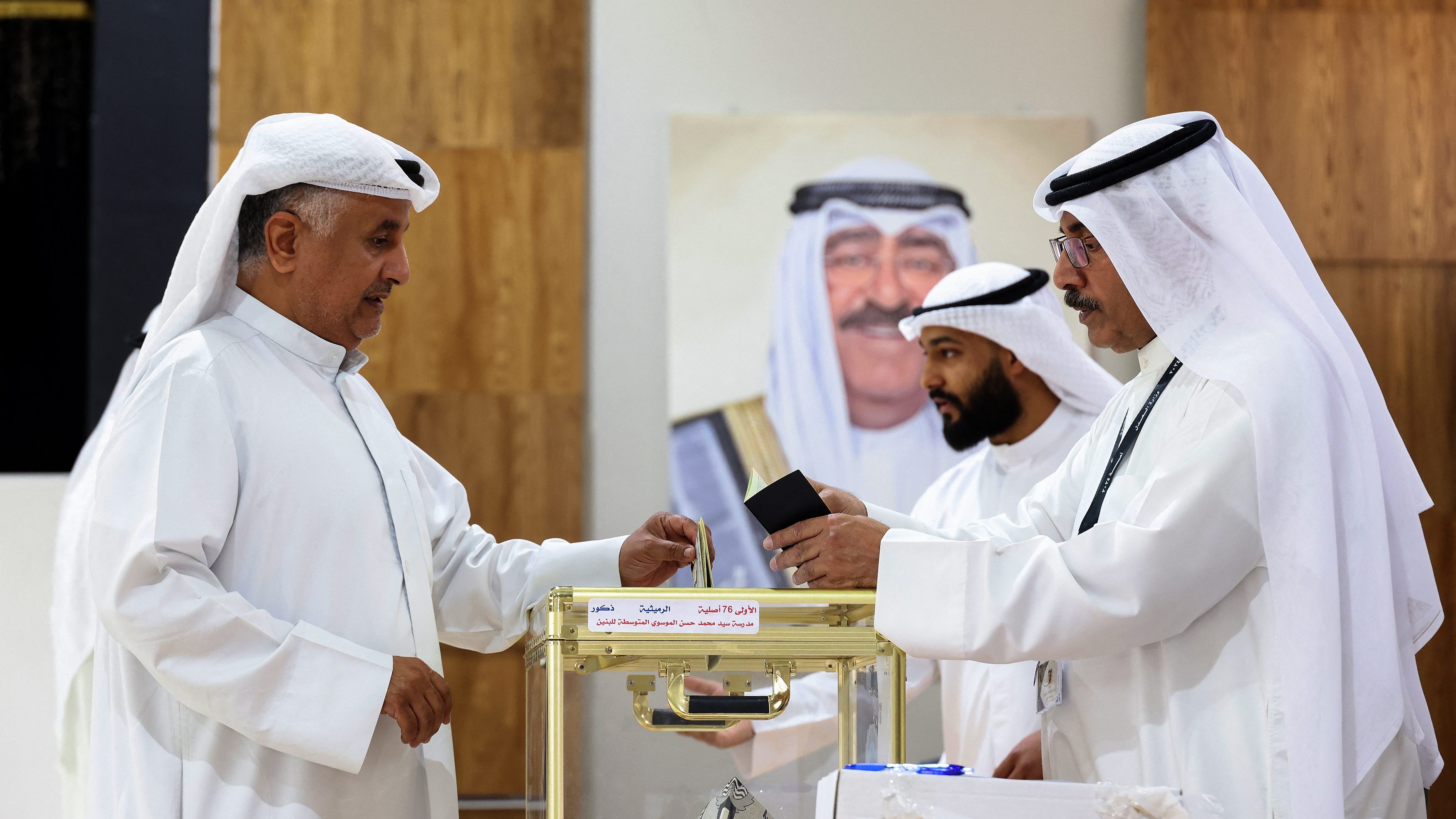 كويتي يدلي بصوته في الانتخابات البرلمانية في محطة الاقتراع في مدينة الكويت في 4 نيسان (أبريل) 2024