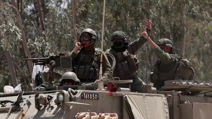 جنود إسرائيليون داخل قطاع غزة في صورة التقطت في الرابع والعشرين من نيسان (أبريل) 2024