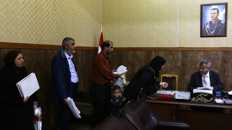 سوريون في انتظار الحصول على شهادات رسمية تشير إلى الحالة الاجتماعية