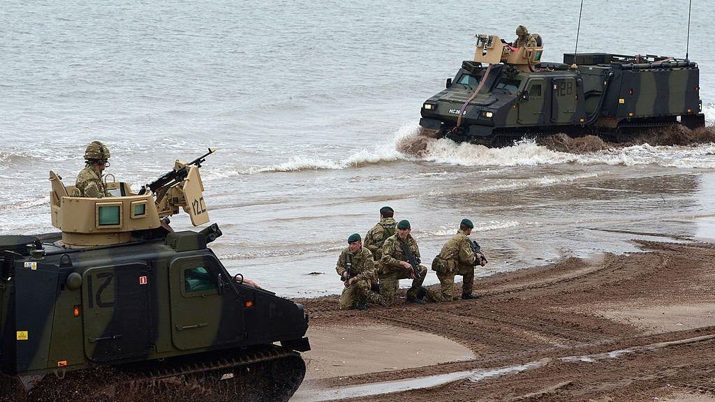 مشاة البحرية الملكية من الكوماندوز يشاركون في تمرين يحاكي هجوماً على الشواطئ
