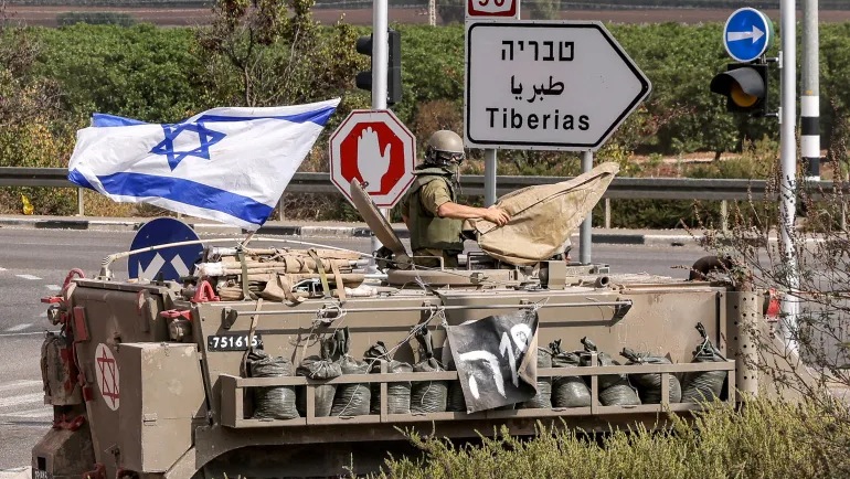 مركبة طبية إسرائيلية تتحرك في بلدة كريات شمونة الشمالية القريبة من الحدود مع لبنان في 31 أكتوبر 2023 وسط تصاعد التوتر عبر الحدود بين حزب الله وإسرائيل
