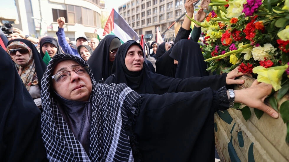 نساء متشحات بالسواد في طهران خلال تشييع قادة في الحرس الثوري قضوا في هجوم إسرائيلي في دمشق