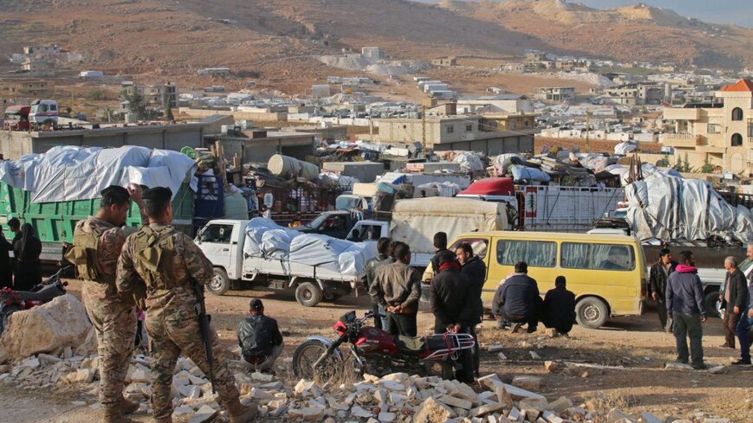 النازحون السوريون يستعدون لمغادرة لبنان باتجاه الأراضي السورية من معبر عرسال يوم 26 أكتوبر 2022