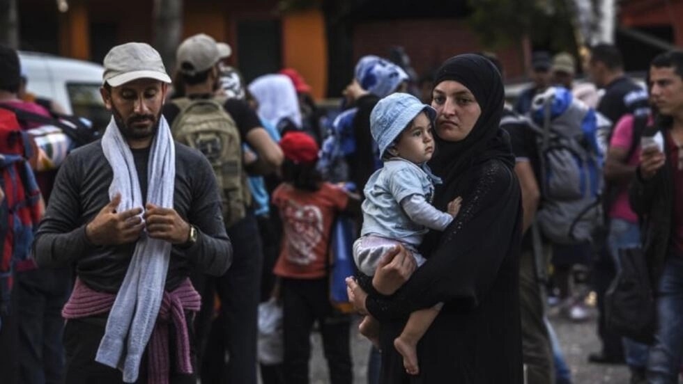 المشكلة التي بات يعانيها اللاجئون هي مشكلة الإقامة التي تُعطى للسوريين وﻻ تتجاوز العام الواحد
