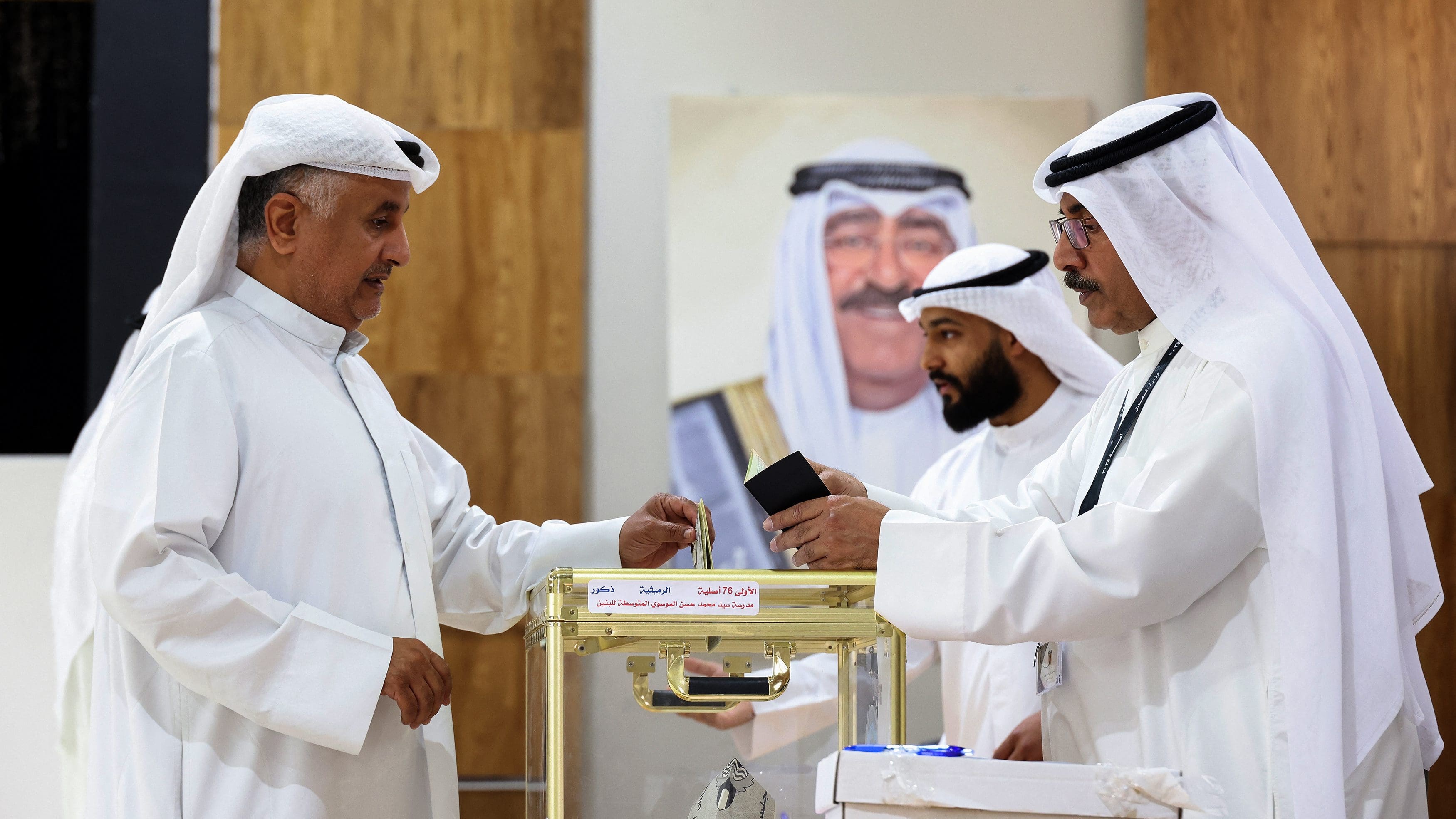 كويتي بصوته في الانتخابات البرلمانية في مركز اقتراع في مدينة الكويت يوم 4 أبريل 2024