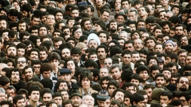 حشود في طهران بعد أيام من عودة الخميني إلى البلاد في شباط (فبراير) 1979