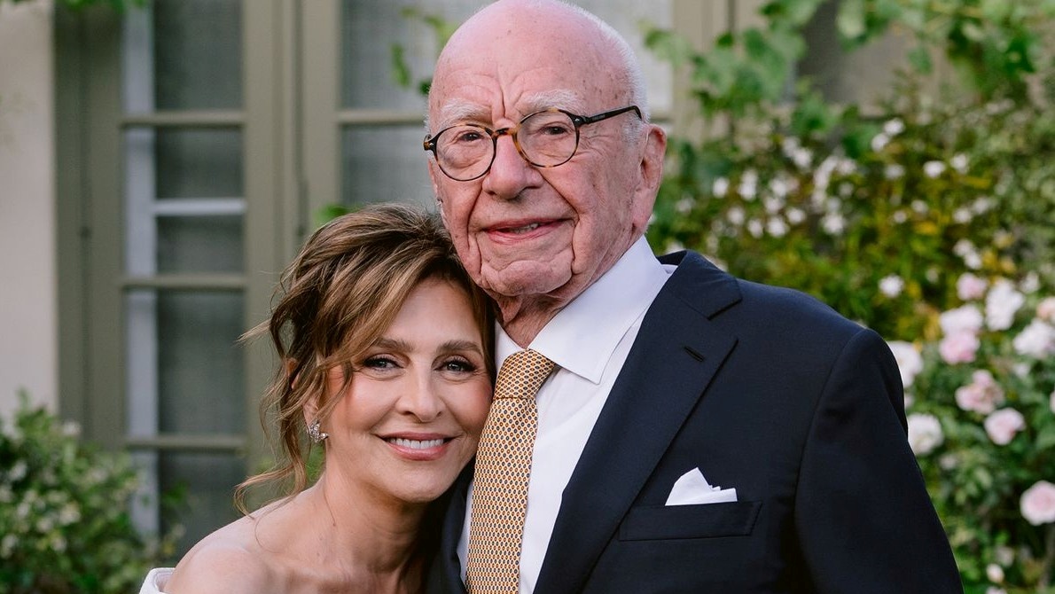 العروسان قطب الإعلام مردوخ وعالمة الأحياء جوكوفا