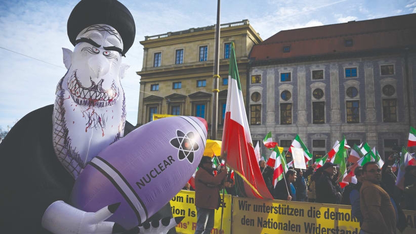 مجسم يمثل المرشد الأعلى علي خامنئي يحمل قنبلة نووية خلال تظاهرة ضد النظام الإيراني في ميونيخ