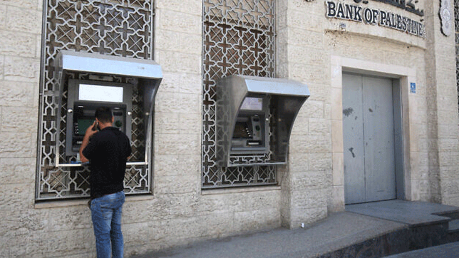 يمكن أن يؤدي القرار الإسرائيلي إلى انخفاض معدلات السيولة لدى البنوك الفلسطينية