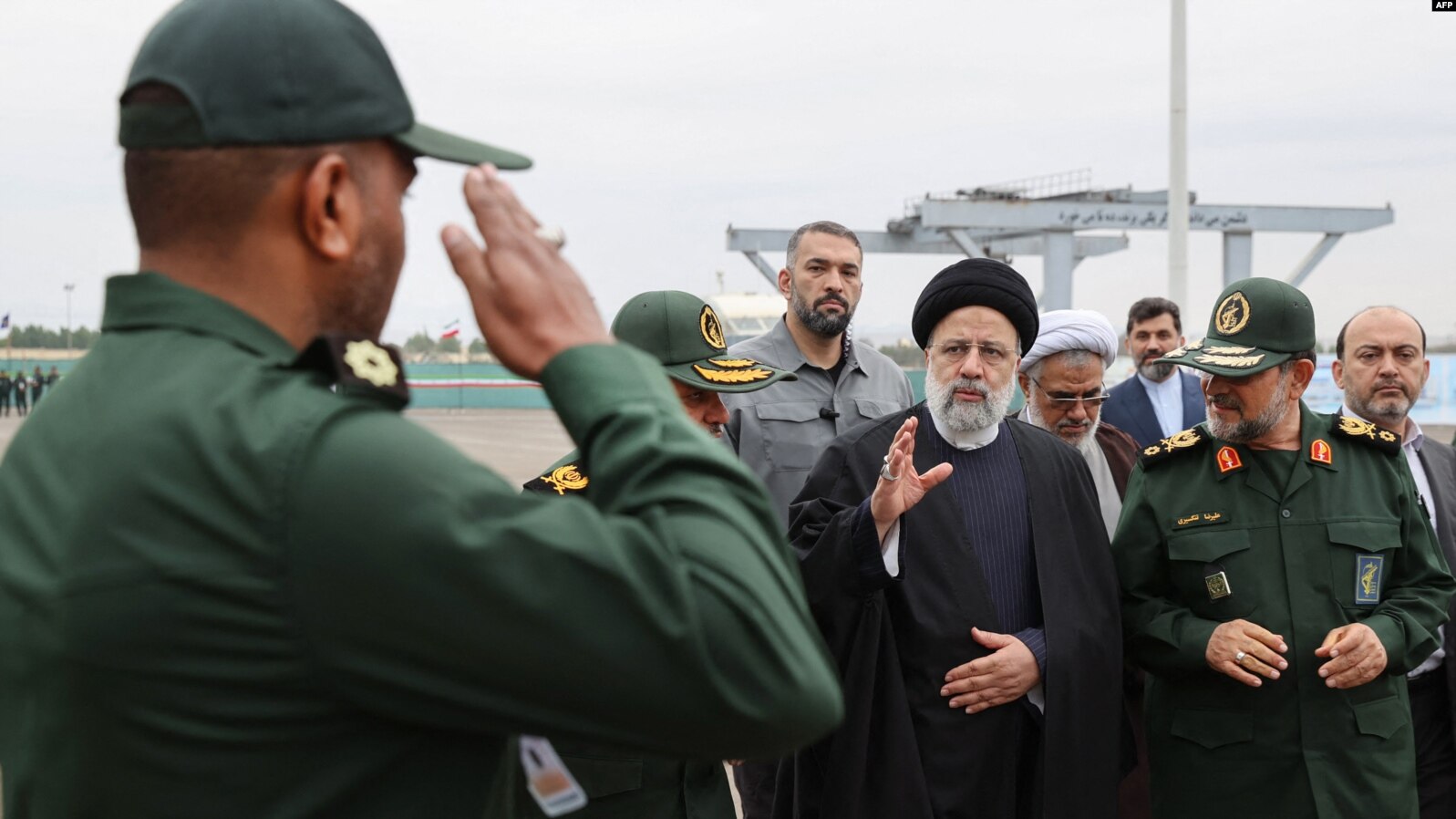 الرئيس الإيراني إبراهيم رئيسي يزور قاعدة للحرس الثوري الإيراني في بندر عباس في شباط (فبراير) 2024