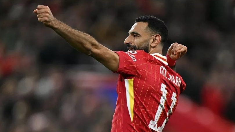 نجم ليفربول اللاعب المصري محمد صلاح يحتفل بتسجيله هدفاً