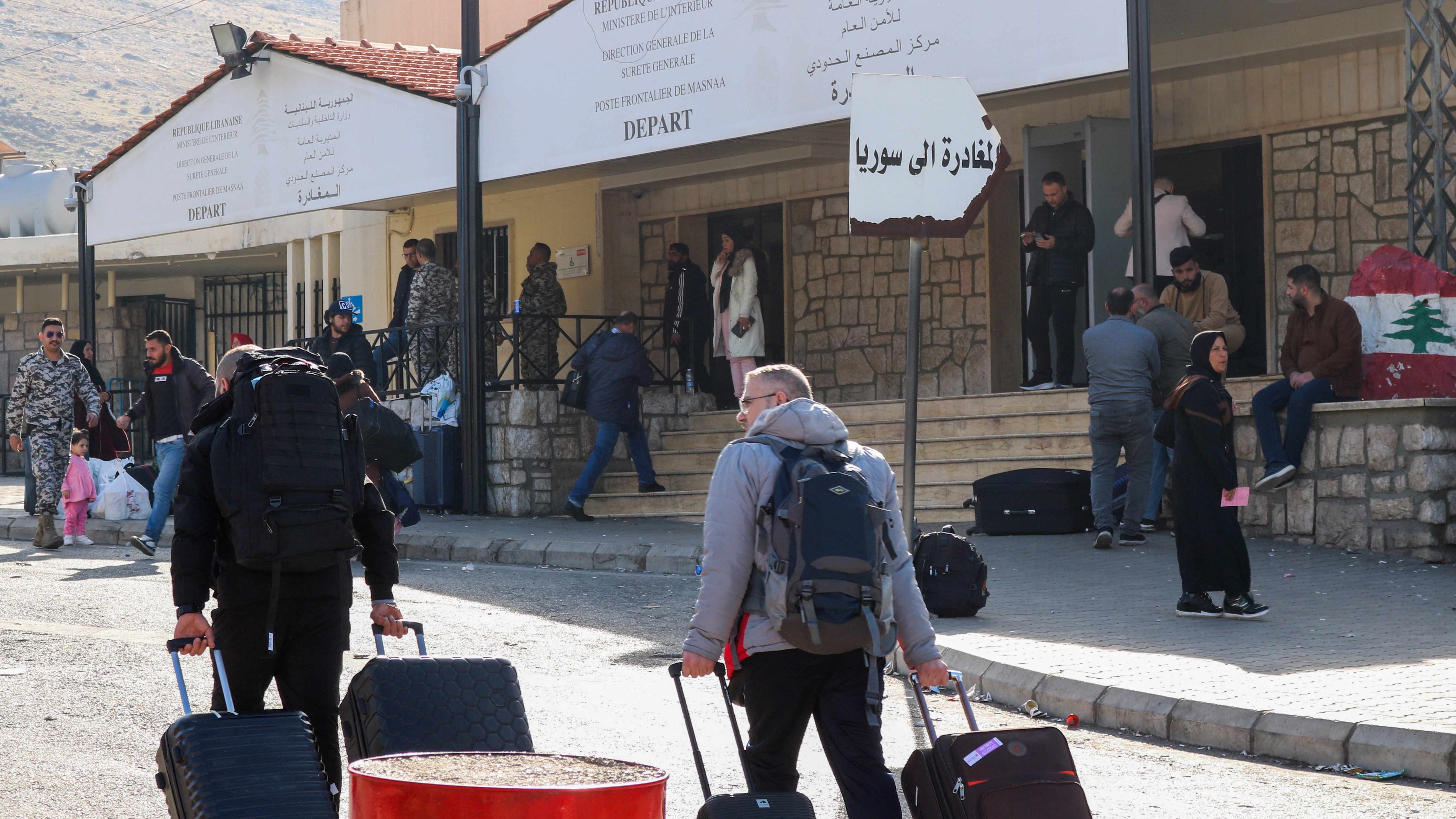 سجلت عودة ملحوظة للاجئين إلى سوريا من البلدان المجاورة فور سقوط نظام بشار الأسد