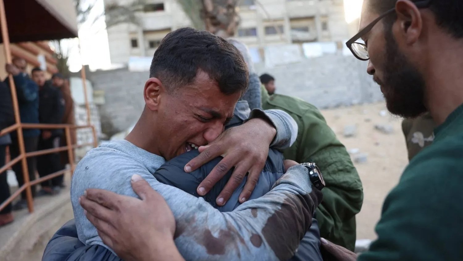 فلسطيني يبكي قريباً قُتل في غارة إسرائيلية في مستشفى ناصر جنوب قطاع غزة