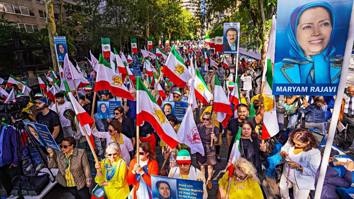 مظاهرة لأنصار المقاومة الإیرانیة في نیویورك