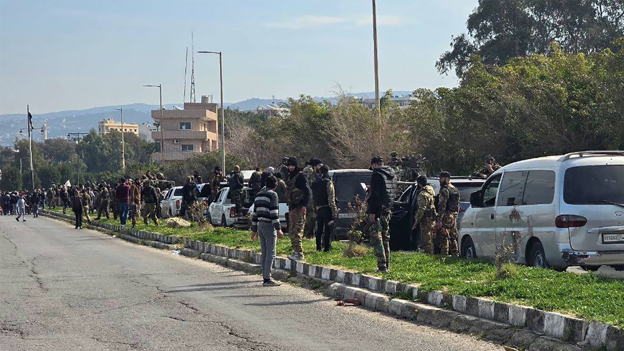 مجموعات من قوات الجيش السوري في طريقها إلى بانياس