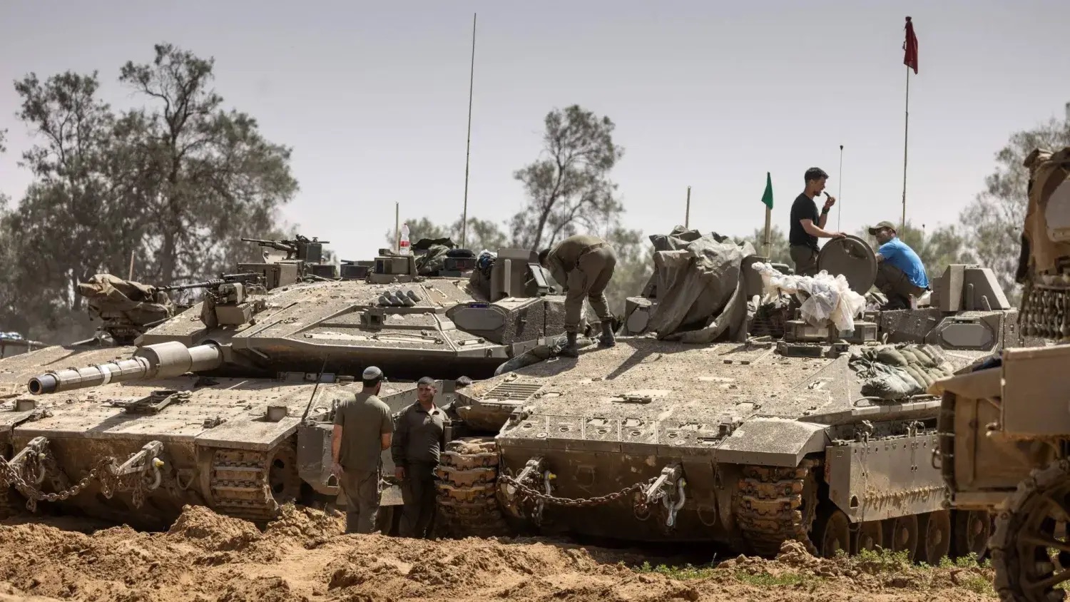 دبابات إسرائيلية قرب حدود قطاع غزة