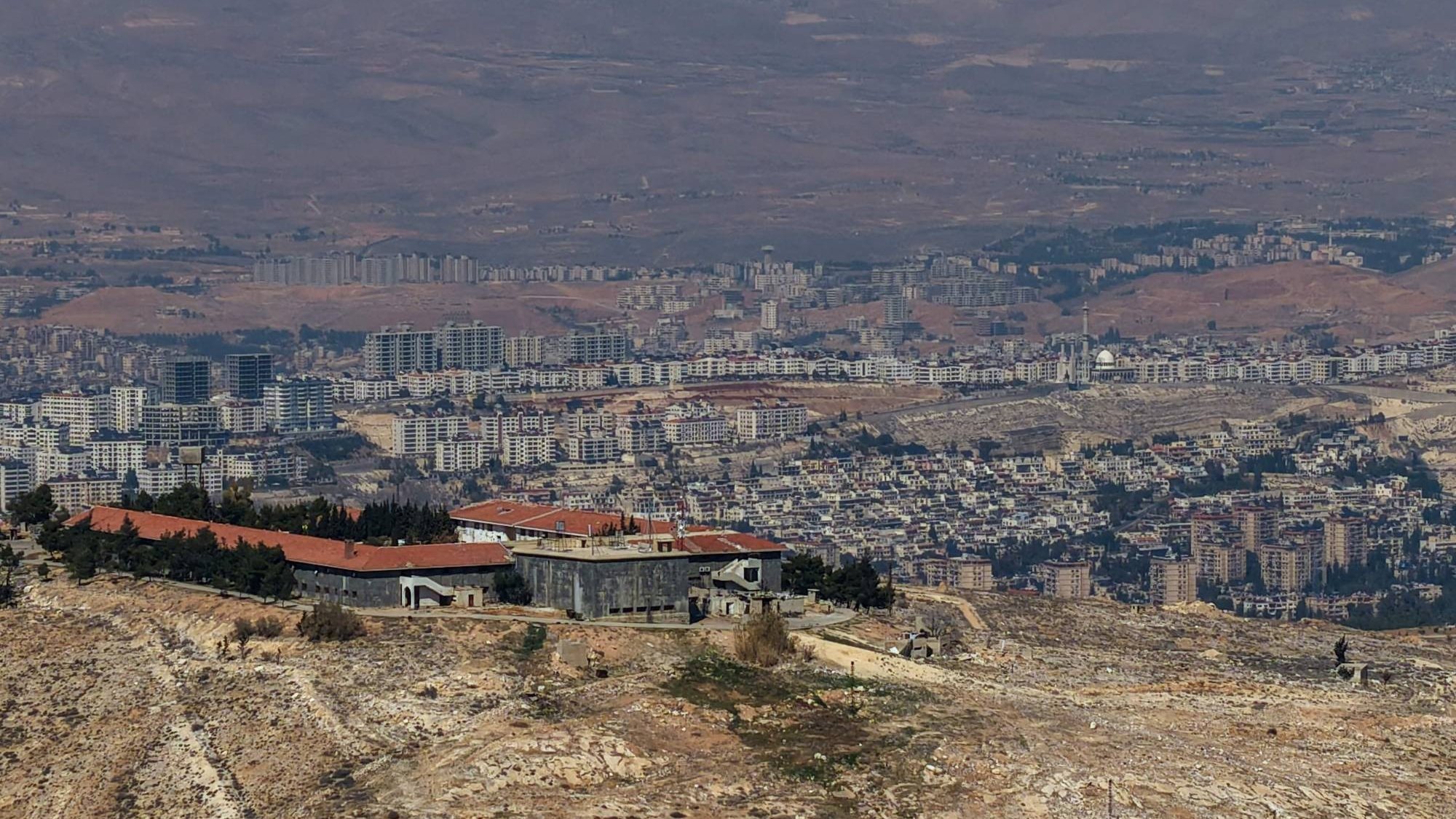 صورة جوية لإحدى قواعد الجيش السوري على مشارف دمشق