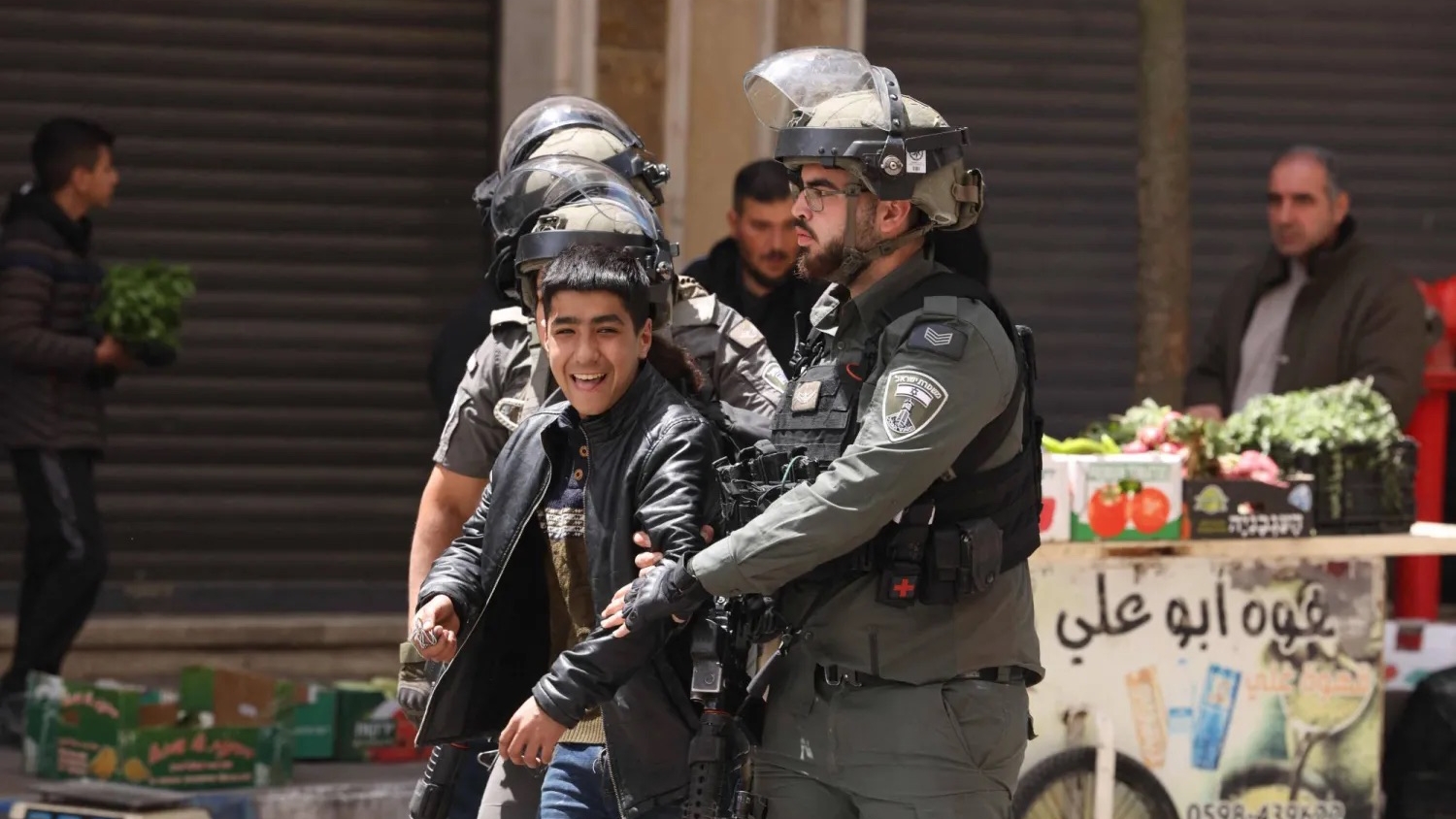 جنود إسرائيليون يعتقلون فتى فلسطينياً هاجم بالحجارة متطرفين يهوداً في مدينة الخليل بالضفة الغربية 16 نيسان (أبريل) الجاري
