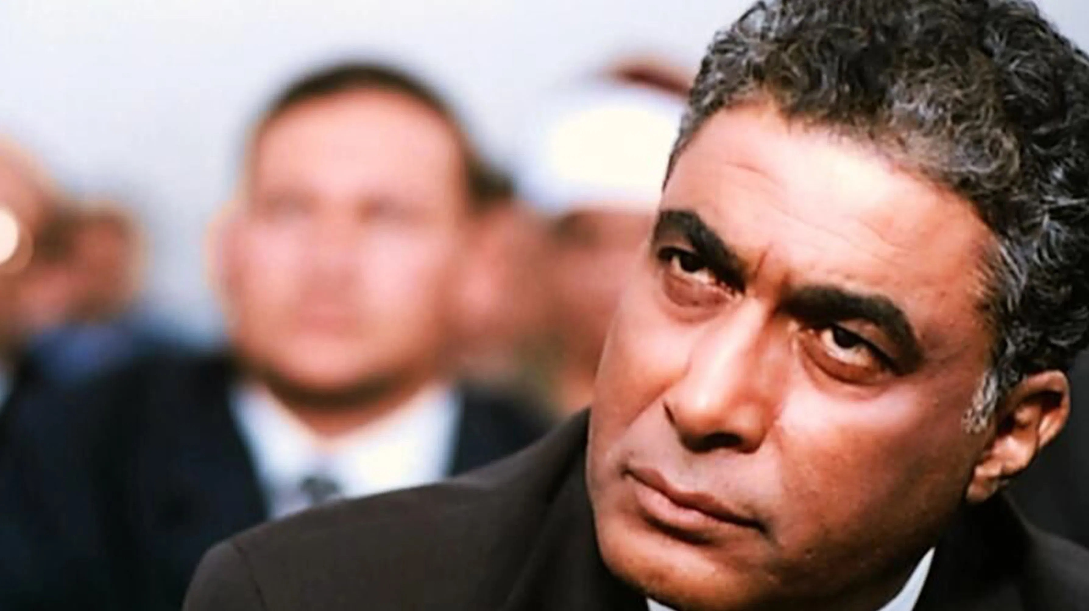 الفنان المصري أحمد زكي في لقطة من فيلم 