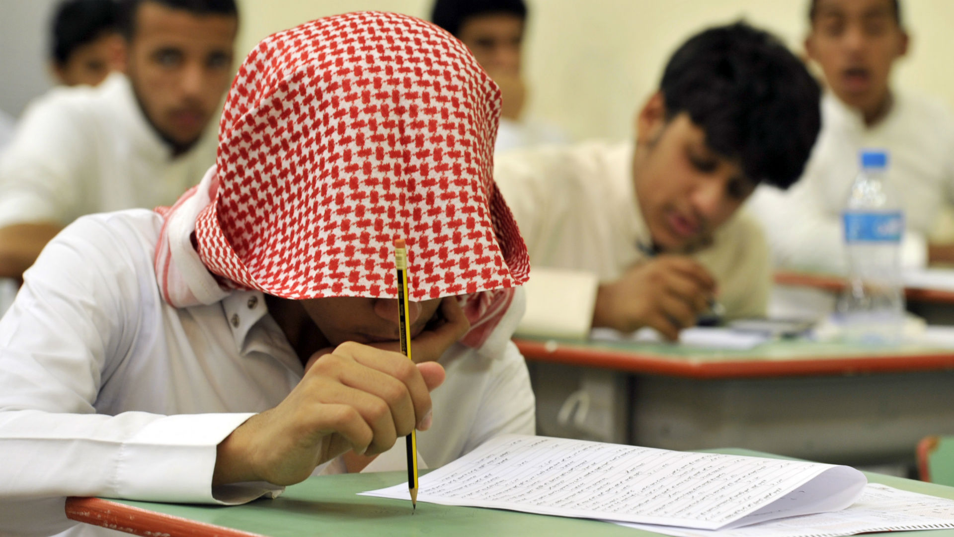 طلاب سعوديون خلال امتحان