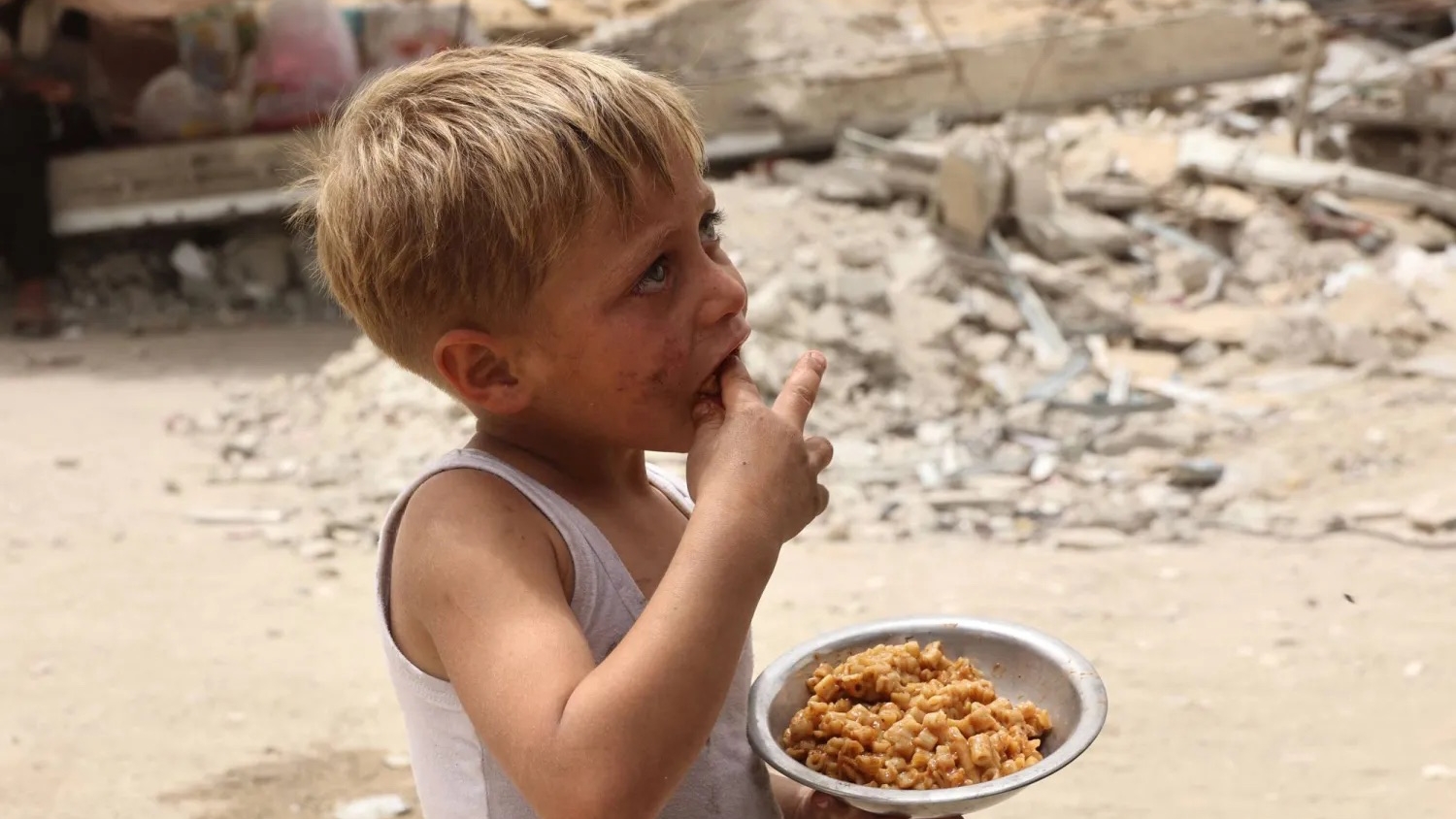 طفل يأكل من صحن طعام حصل عليه من 