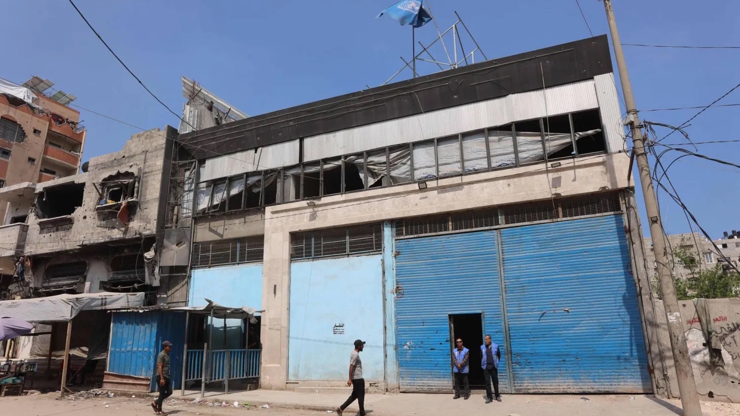 مدخل مستودع مغلق لتوزيع مساعدات الأونروا في شارع الجلاء بمدينة غزة يوم 28 نيسان (أبريل) 2025