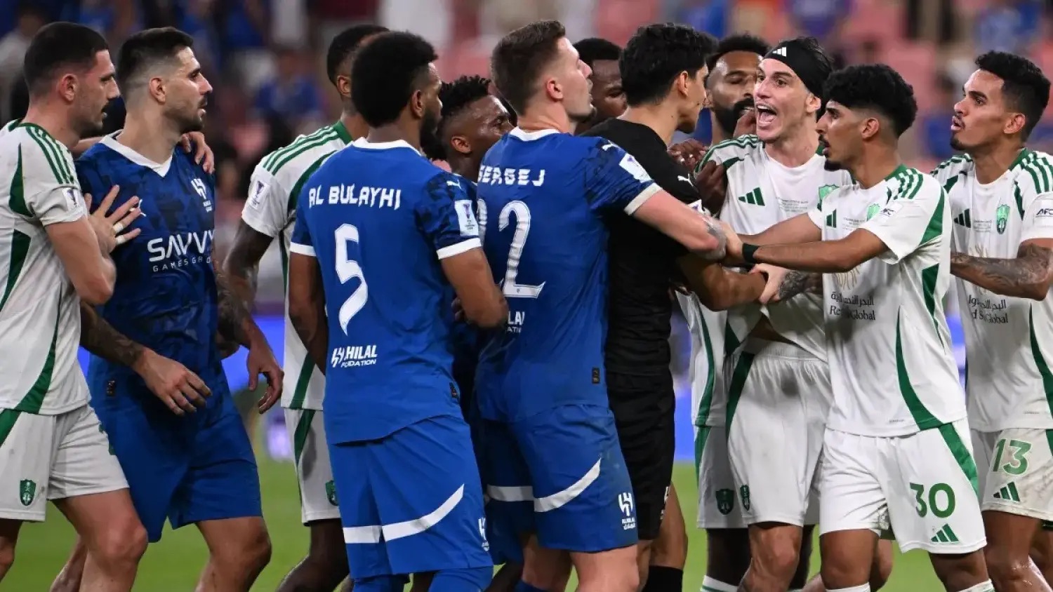 لاعبو الهلال في مشادات مع لاعبي الأهلي