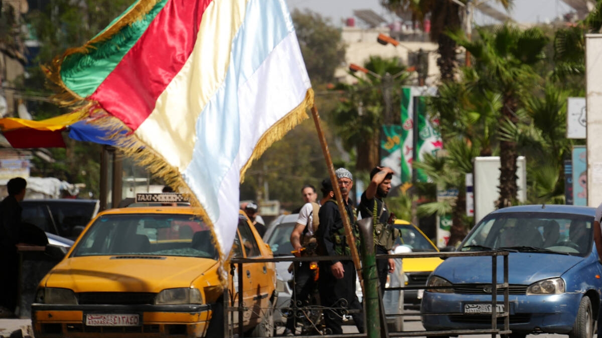 لقي عشرات المدنيين، غالبيتهم من الدروز، حتفهم في جرمانا وصحنايا القريبتين من دمشق بعد اشتباكات طائفية