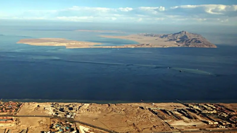 جزيرتا تيران (في مقدمة الصورة) وصنافير