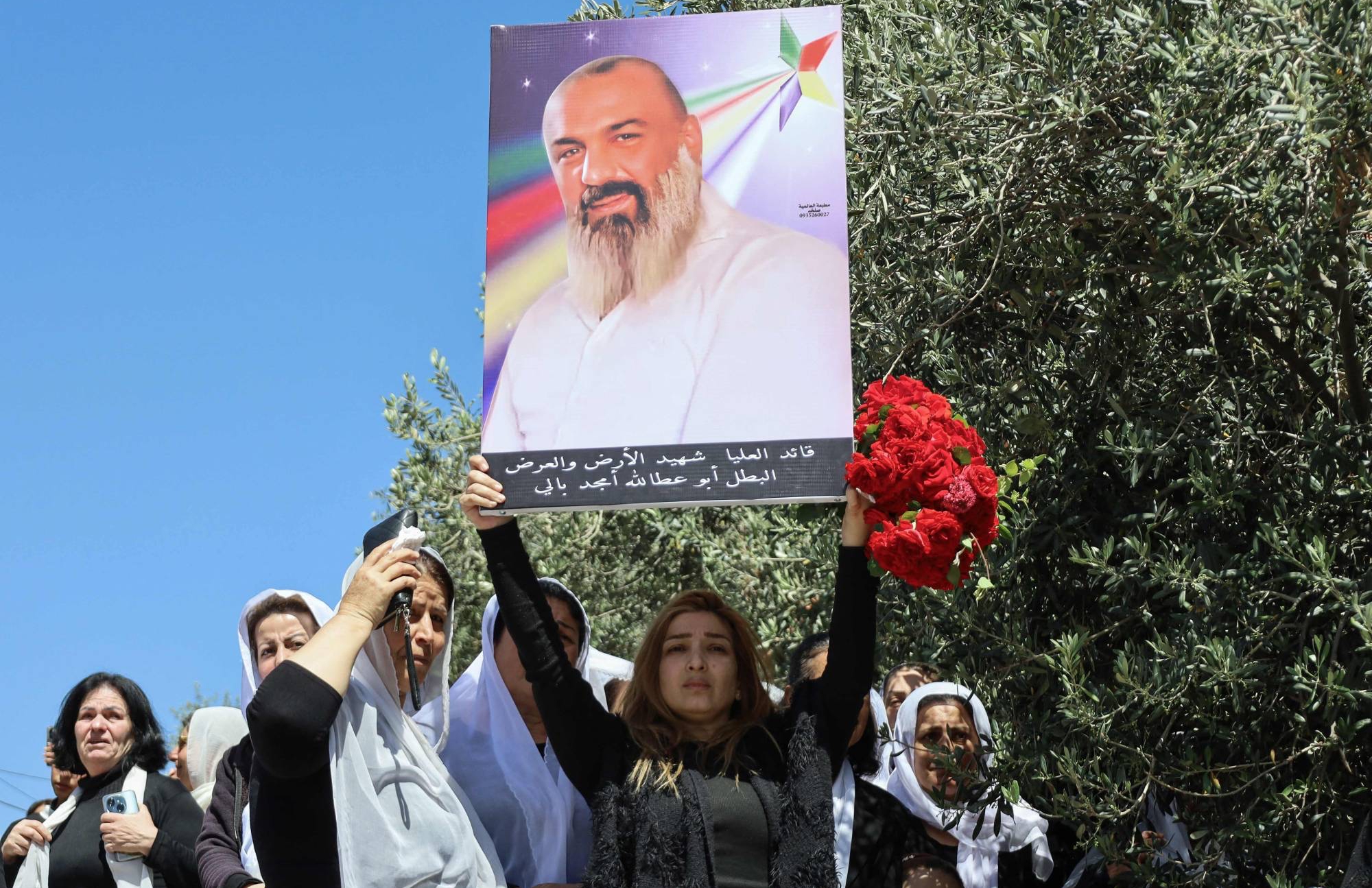 مشيعون يحملون اليوم السبت صورة قتيل سقط في مواجهات بين مقاتلين دروز وقوات الحكومة في السويداء