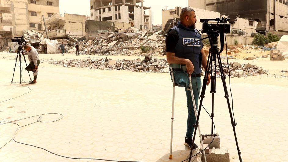 الصحافي الفلسطيني سامي شحادة الذي فقد ساقه في هجوم على غزة
