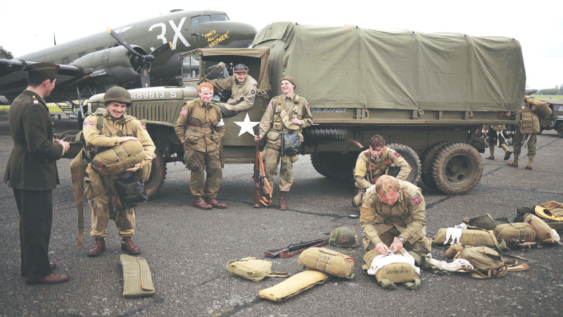 جنود بريطانيون يجهزون معداتهم في مطار نورث ويلد في إيبينغ، شرق لندن، استعدادًا للاحتفالات بذكرى إنزال يوم الدي-داي في 6 حزيران (يونيو) 1944