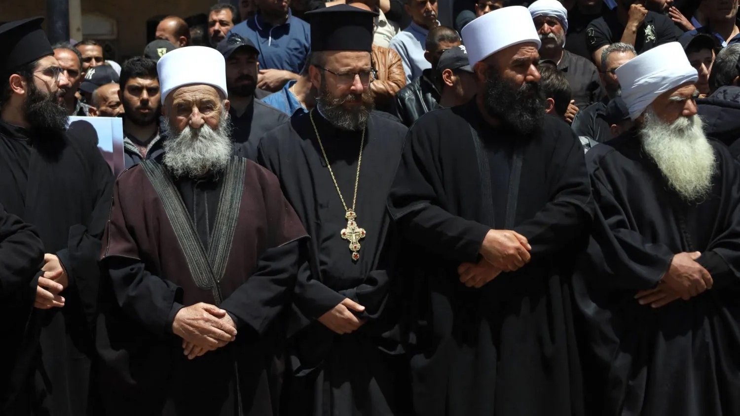 رجال دين مسيحيون ومسلمون يحضرون جنازة أفراد من الطائفة الدرزية في صلخد بمحافظة السويداء قتلوا بأسلحة ميليشيات السلطة الحاكمة في دمشق