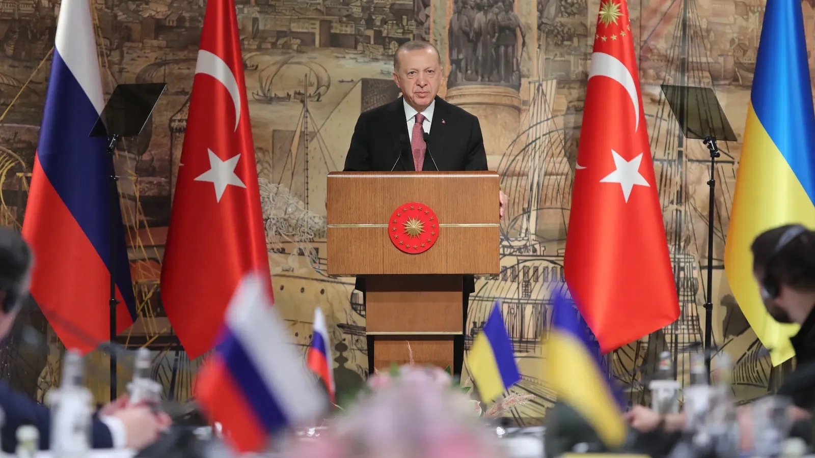 الرئيس التركي رجب طيب إردوغان يلقي كلمة للترحيب بالوفدين الروسي (يسار) والأوكراني قبل انطلاق المحادثات في إسطنبول