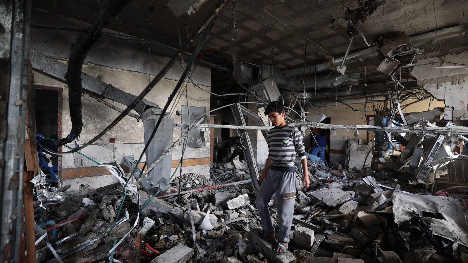 طفل فلسطيني يتفقد الدمار داخل مستشفى ناصر في خان يونس جنوب قطاع غزة