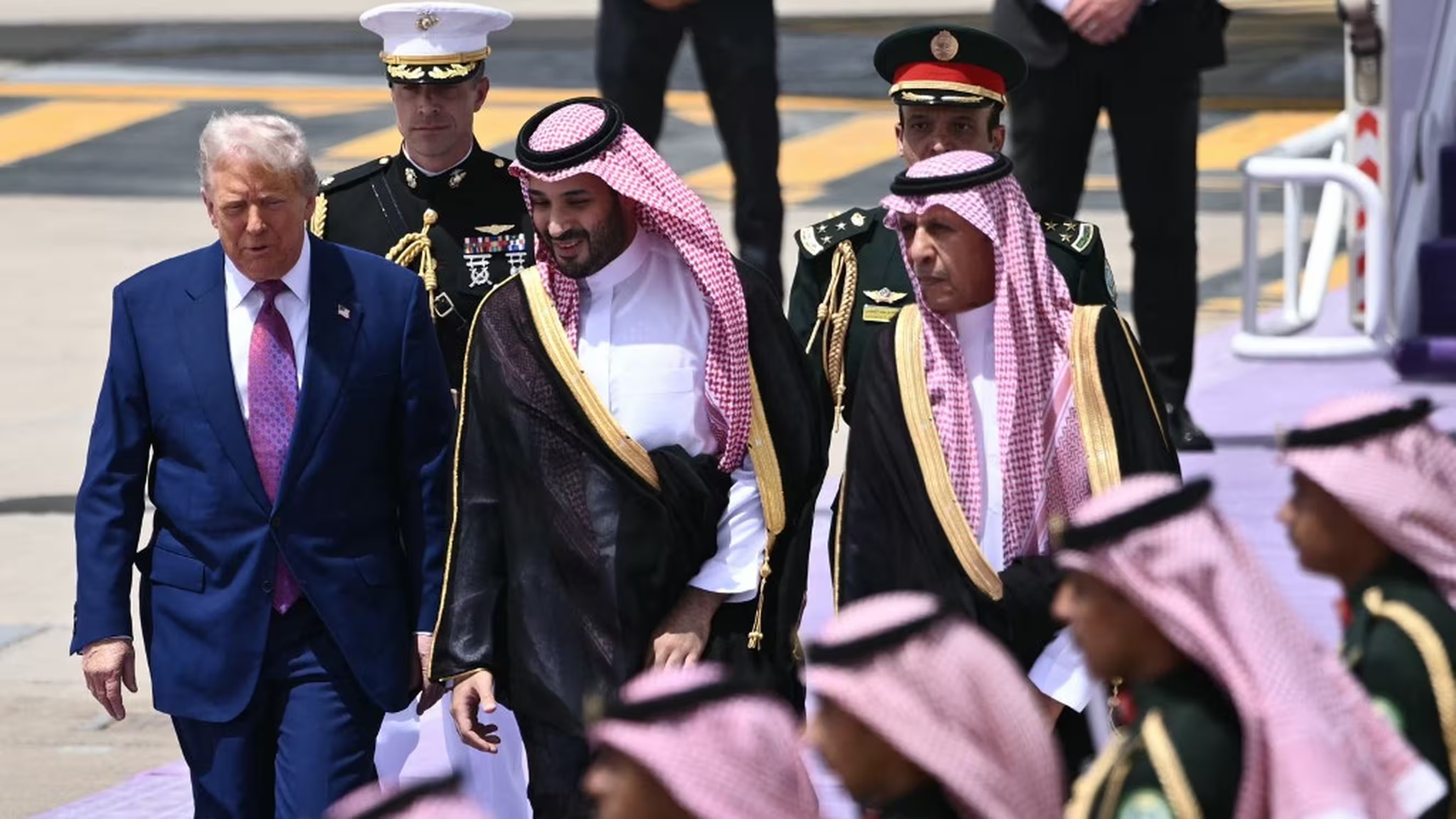 الرئيس الأميركي دونالد ترامب وولي العهد السعودي الأمير محمد بن سلمان في 13 أيار (مايو) 2025 في الرياض