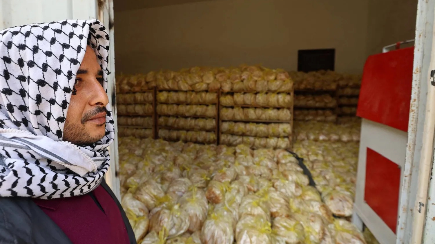 خبز داخل مخبز في دير البلح بعد أن سمحت إسرائيل بدخول مساعدات إنسانية محدودة إلى الأراضي الفلسطينية