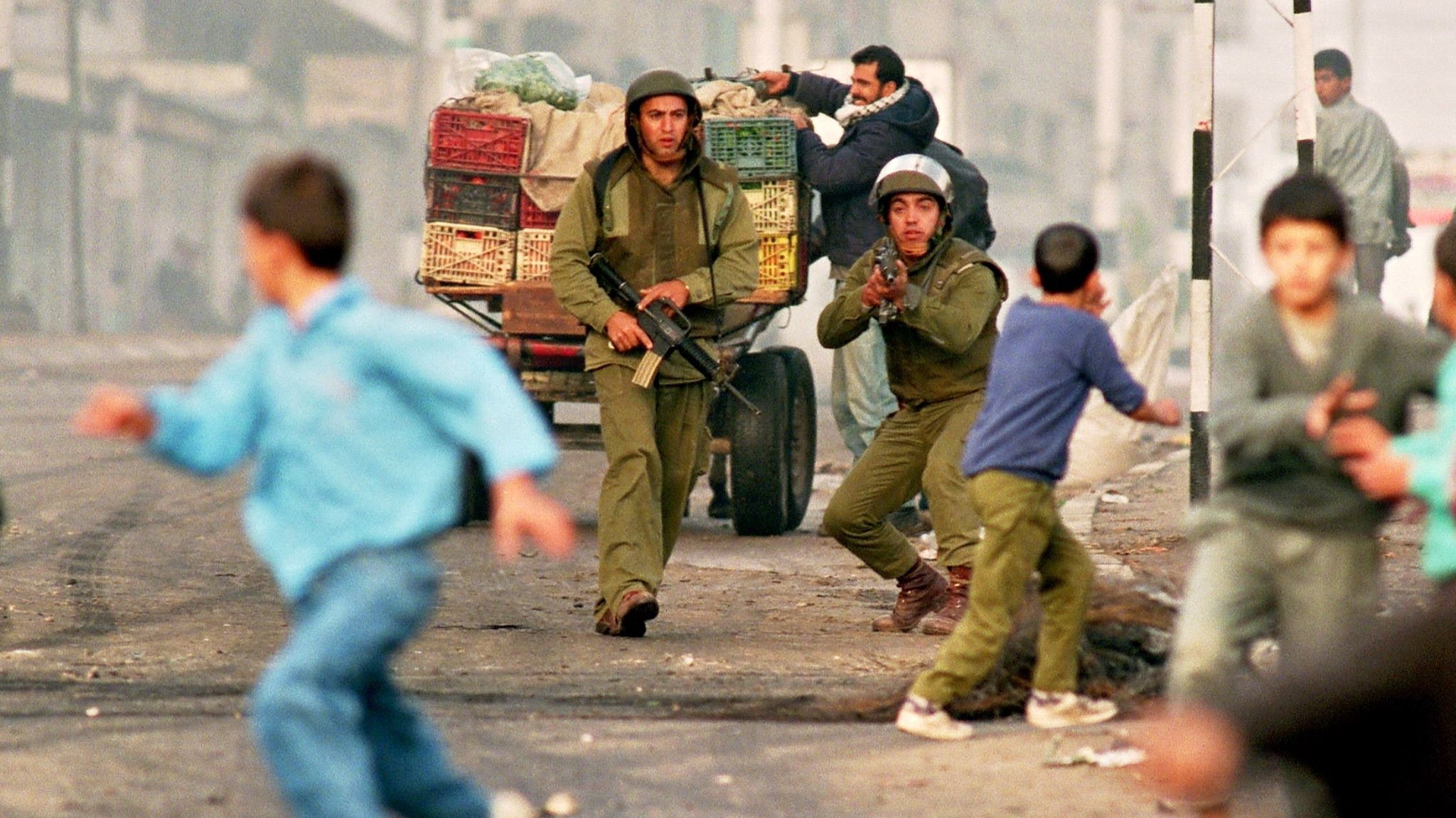 كانت الحجارة في أيدي أطفال فلسطين قبل 38 عامًا سيفًا يقطع جبروت الاحتلال
