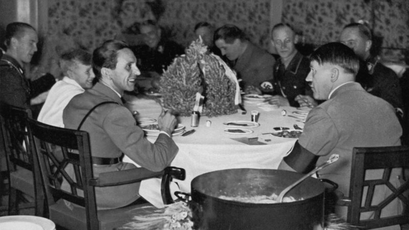 وظف النازيون نساء وظيفتهن تذوق طعام هتلر خوفاً من تسميمه