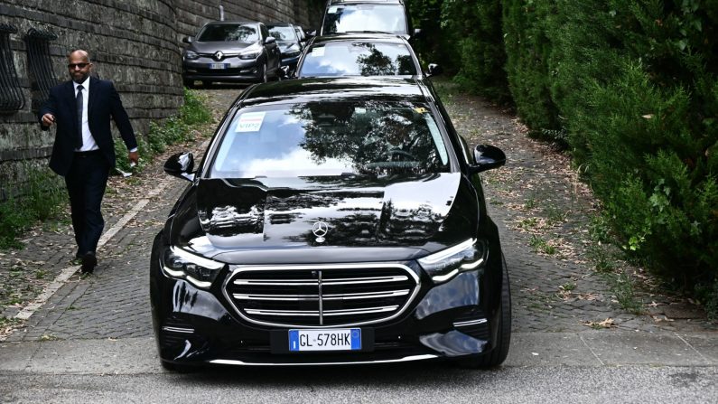 سيارات الوفد الإيراني تغادر السفارة العمانية بعد الجولة الخامسة من المحادثات النووية بين إيران والولايات المتحدة في روما في 23 أيار (مايو) 2025