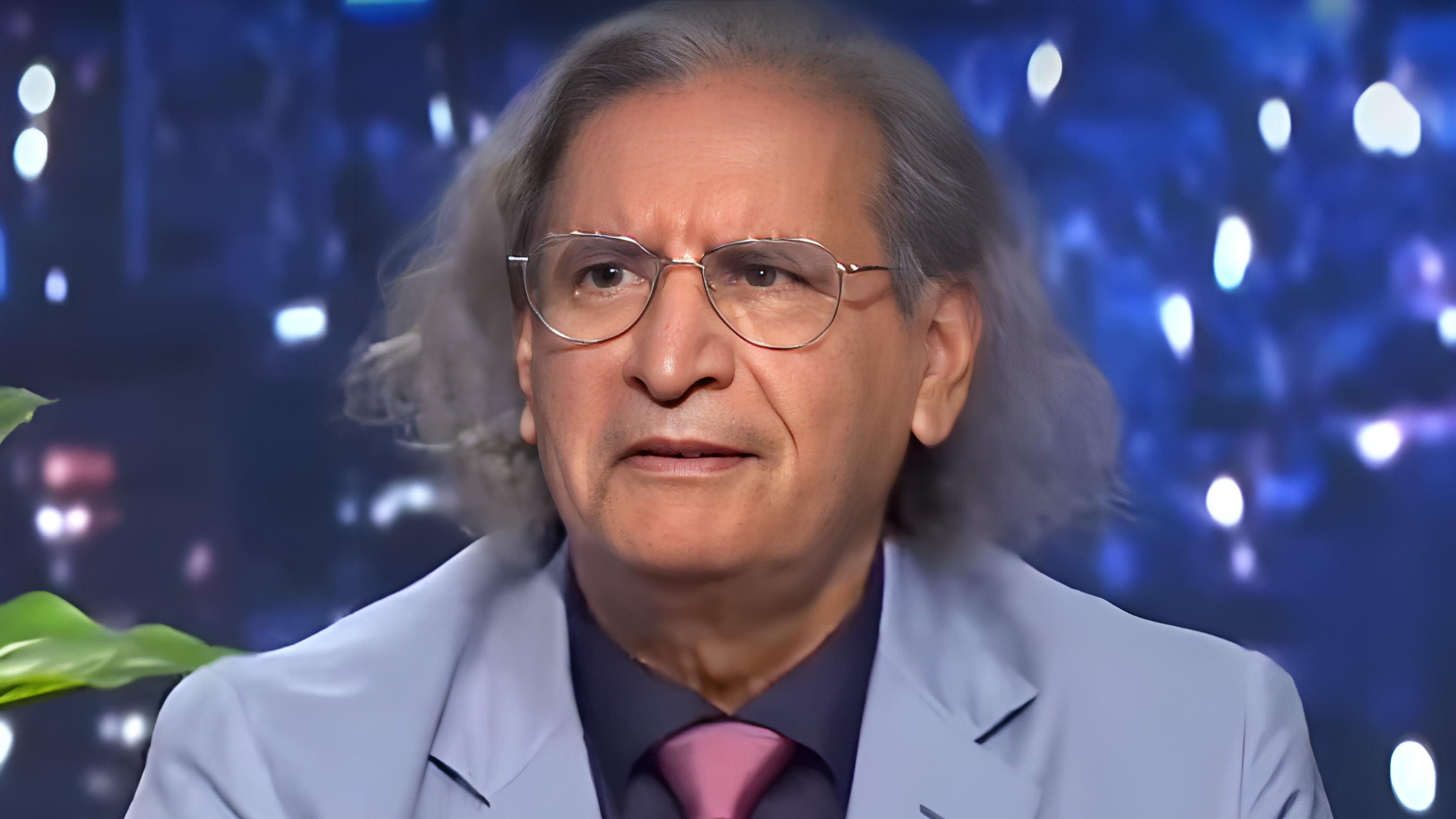 الصحافي وناشر 
