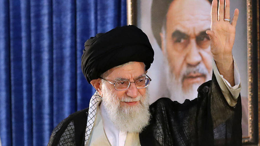 المرشد الأعلى علي خامنئي وخلفه صورة الخميني