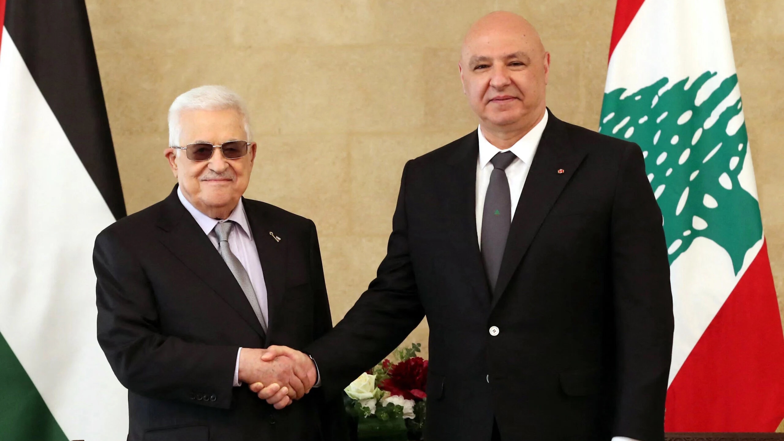 الرئيس اللبناني جوزيف عون مستقبلاً الرئيس الفلسطيني محمود عباس في بيروت